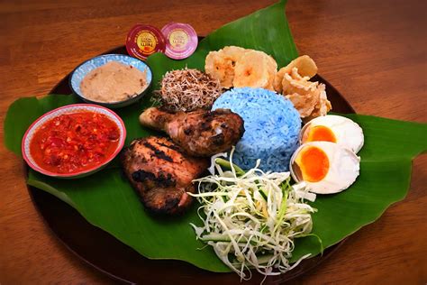 Karena hidangan berkuah yang nikmat ini selalu dijadikan sayur sebagai pelengkap ketupat. Spiced BBQ Chicken with Herb Rice Salad (Ayam Percik ...