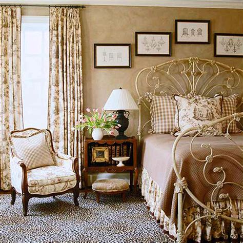 The space above the bed is a tricky one to decorate. Toile de Jouy tells a story in your home