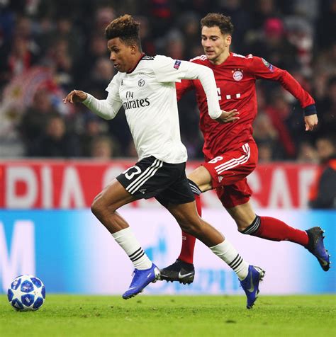 Gedson carvalho fernandes is a portuguese professional footballer who plays as a midfielder for süper lig club galatasaray, on loan from ben. Gedson Fernandes festejou o título, foi ao Mundial Sub-20 ...