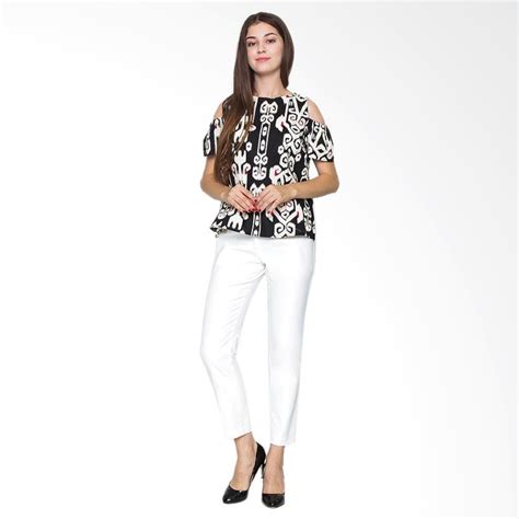 Blouse putih bisa menjadi penyelamat kebuntuan anda di saat galau menentukan atasan yang cocok dengan bawahan. Jual FBW Sabrina Cold Shoulder Batik Blouse Atasan Wanita ...