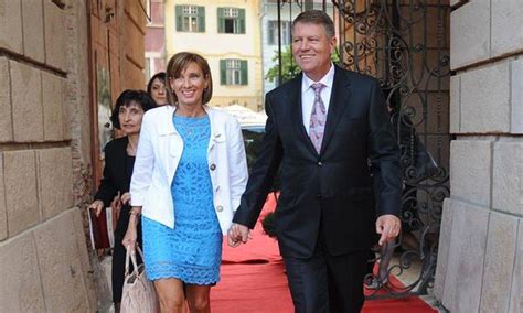 Carmen iohannis este născută în lăzurcă (reghin, românia) și este profesoară de engleză. O recunosti? Cum arata Carmen Iohannis, sotia ...