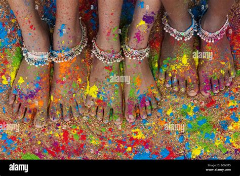 Indische Mädchen Nackte Füße In Farbigen Pulver Bedeckt Andhra Pradesh Indien Stockfotografie