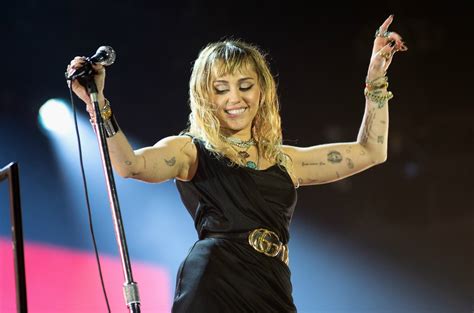 Miley Cyrus Debuts New Music Performs We Cant Stop With Charli Xcx