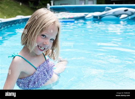 Mädchen Im Garten Im Bikini Fotos Und Bildmaterial In Hoher Auflösung Alamy