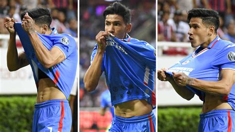 Uriel Antuna Enciende A La Afición De Las Chivas ¡gol Y Beso Al Escudo De Cruz Azul Clarosports