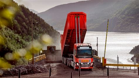Volvo pakub transpordiga seotud tooteid ja teenuseid, mis keskenduvad kvaliteedile, turvalisusele ja keskkonnasõbralikkusele. Volvo Trucks lancarkan perkhidmatan lori swapandu untuk ...
