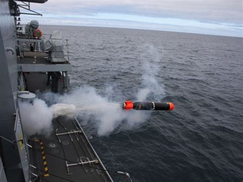 Flexão do substantivo torpedo, que se refere a:1. La Marina Noruega detona los torpedos de la Helge Instad ...