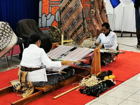 Selain itu, ia juga termasuk baju kebaya, celana, kain sarung, samping dan selendang. Kain Ikat Belu NTT Pukau Belanda - Surat Dunia