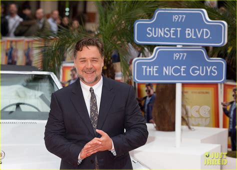 photo ryan gosling and russel crowe goof off at the uk premiere of the nice guys 15 photo