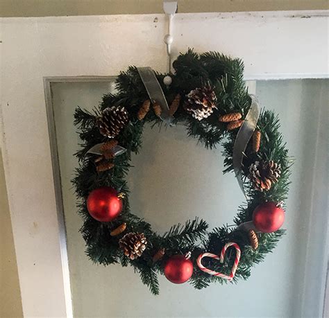 Diy Quick Holiday Wreath With Candy Cane Heart The
