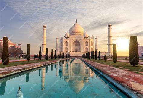 Premium Photo Taj Mahal Under The Sunset Clouds Agra India