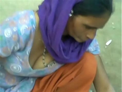 Aunty Showing Cleavage XVIDEOS COM