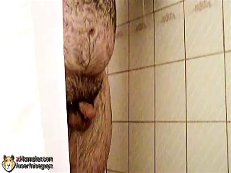 Pelziger Molliger Bär Streichelt Seinen Schwanz In Der Dusche Xhamster