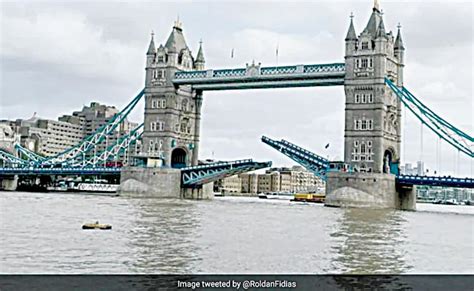 Londons Tower Bridge Gets Stuck In Raised Position Causes Major