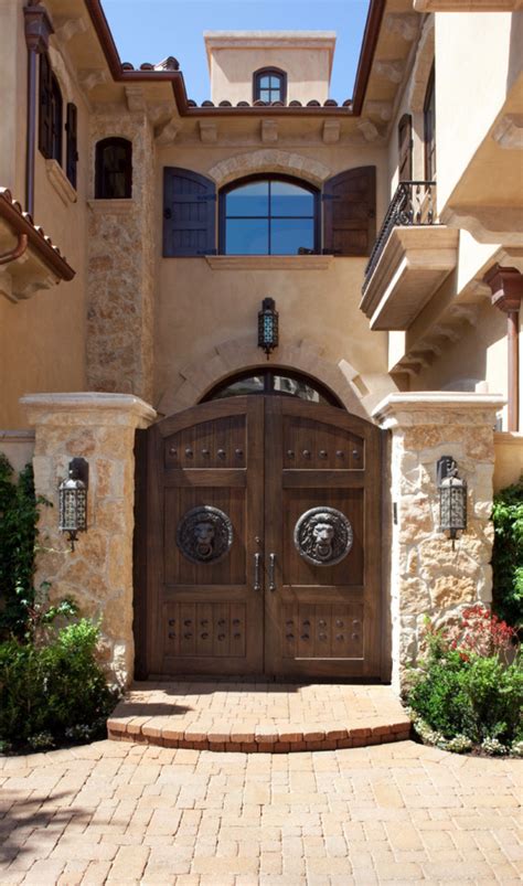Love The Lions On This Entry Gate Tuscanstyle Spanish Style Homes