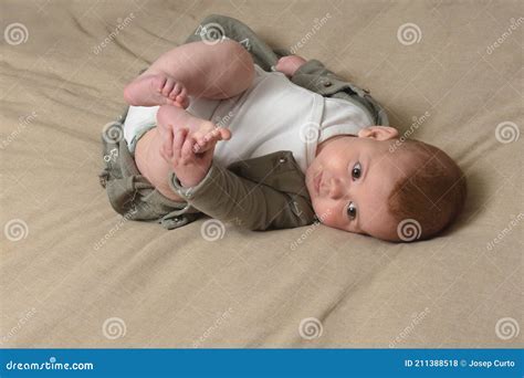 Ritratto Di Un Bambino Che Sta Mentendo Fotografia Stock Immagine Di