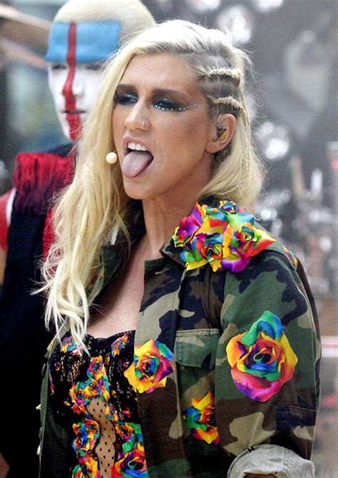 Kesha Sexy Et Trash Elle Se Lâche Dans Les Rues De New York