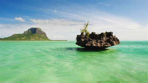 Le Morne Brabant Mountain And Islet Mauritius Wallpaper