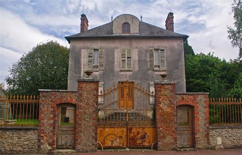 Maison Abandonnée Rue Principale Du Village Les Granges Le Roi France Maison Abandonnée