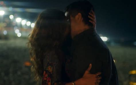Travessia Brisa E Oto Se Beijam Pela Primeira Vez Ao Som De Evidências Televisão O Dia