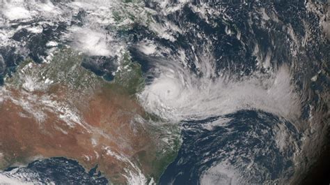Thousands Evacuated As Cyclone Moves Toward Australian Coast Breaking911