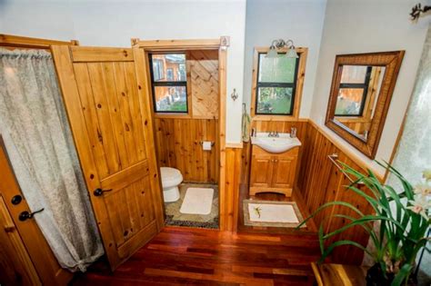 This is a detached living space with incredible ocean views. Cabin Rental near Volcanoes National Park in Hawaii