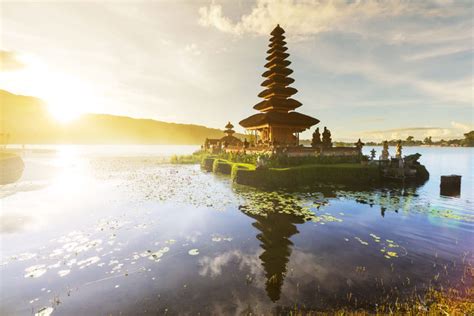 10 Tempat Wisata Populer Dan Terbaik Di Indonesia A Listly List