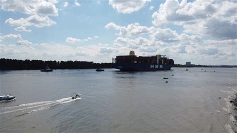 Hamburg empfängt den größten aller containerriesen mit vielen schaulustigen und fontäne. HMM Algeciras verlässt Hamburg | HAMBURG CITY ...
