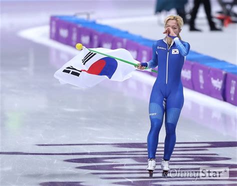 김보름 선수의 국가대표 자격 박탈과 빙상연맹 처벌을 요구하는 청와대 청원에 약 60만명이 참여. 김보름 은메달! - 오마이포토