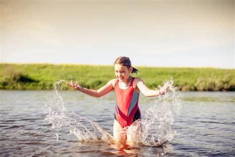Девочки купаются в теплой реке Стоковое Фото изображение насчитывающей потеха природа 150793414