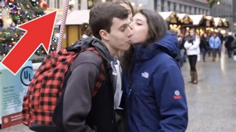 Ce Mec A Trouv Une Technique Parfaite Pour Embrasser Les Passants Dans