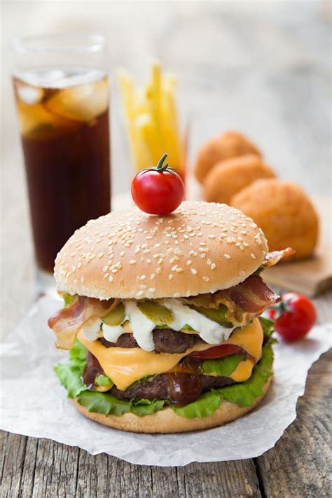 Burger Mit Pommes Frites Gebratenen Bällen Und Coca Cola Stockbild