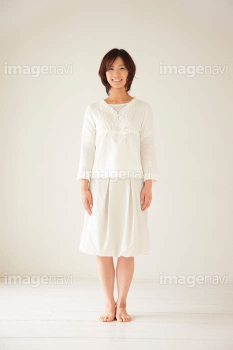 【白い服を着た女性のポートレート】の画像素材 11863004 写真素材ならイメージナビ
