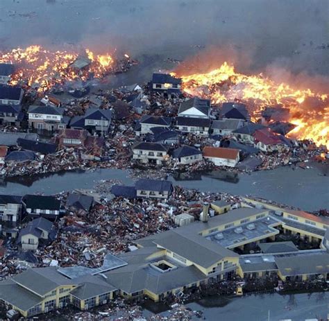 Erdbeben Zehn Meter Hohe Tsunamiwelle überflutet Japan Welt