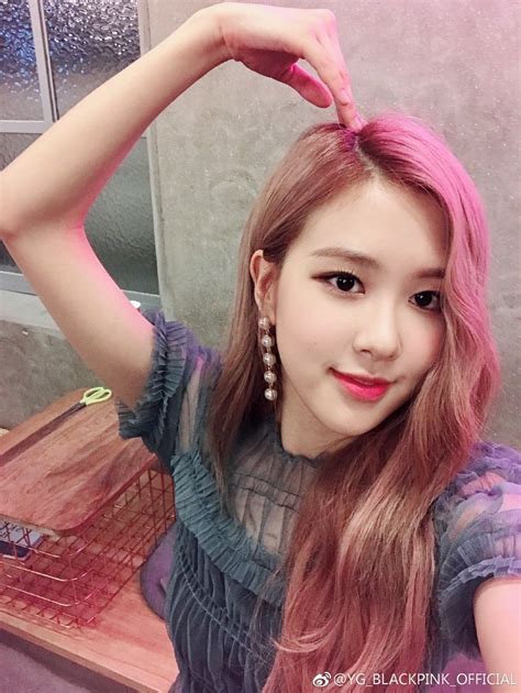 Pin On Rosé 로제 Roseanne Park Chae Young 박채영
