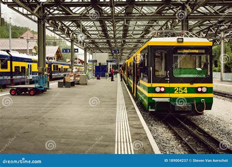 Zug In Lauterbrunnen Bahnhof Redaktionelles Stockfotografie Bild Von