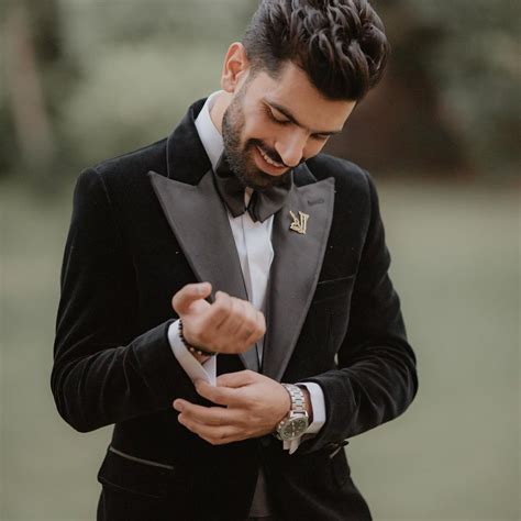 محمد النني هو لاعب كرة قدم مصري من مواليد 11 يوليو، 1992 في المحلة الكبرى، يلعب كلاعب وسط حالياً في نادي أرسنال الإنجليزي. شقيق محمد صلاح وزوجته فى جلسة التصوير الرسمية لحفل زفافه ...