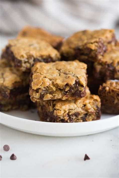 These oatmeal chocolate chip bars are such an easy delicious recipe! Best Chocolate Chip Recipes - The Best Blog Recipes