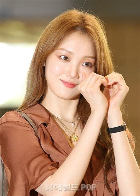 Throwback to actress lee sung kyung's special appearance in singapore for the laneige beauty road 2017 event at ion. Lee Sung Kyung's "A Whole New World" Cover Received A ...