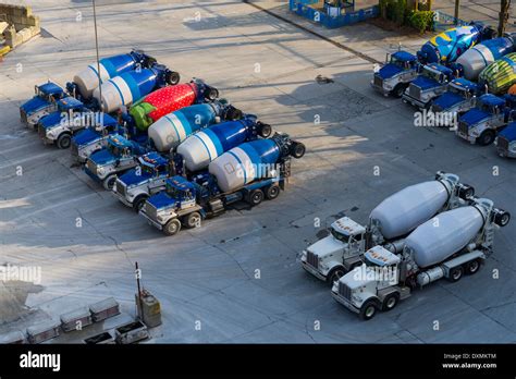 Cement Trucks Stockfotos Und Bilder Kaufen Alamy