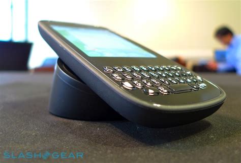 Palm Pixi Powered By Webos Hands On Slashgear