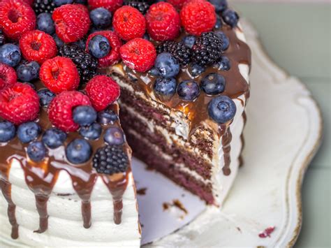 Waldfrucht-Nougat-Torte mit Sahne-Mascarpone- Creme und vielen Beeren
