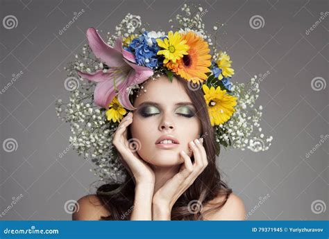 Bella Donna Con La Corona Del Fiore Sulla Sua Testa Immagine Stock Immagine Di Bellezza