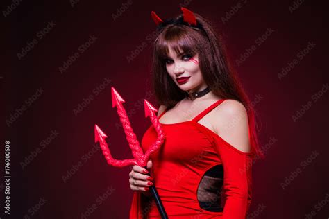 Foto Stock A Beautiful Sexy Woman In A Devil Costume A Demon With