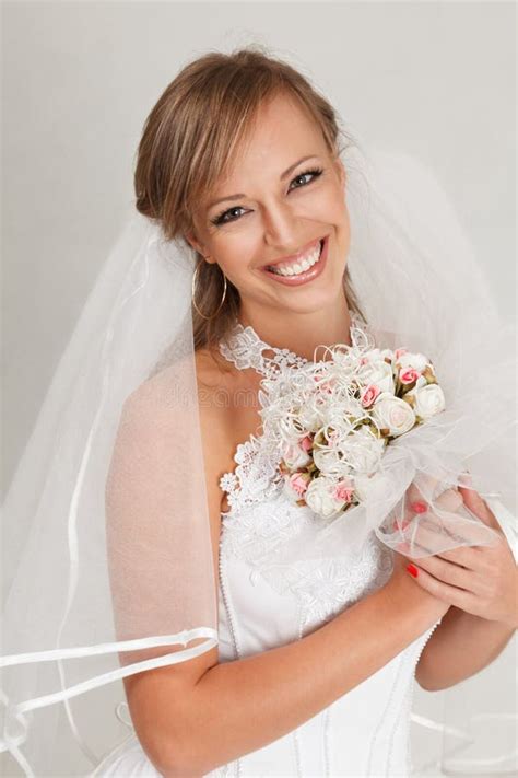 Porträt Einer Schönheit Im Bild Der Braut Mit Blumen In Ihrem Haar Schönes Lächelndes Mädchen