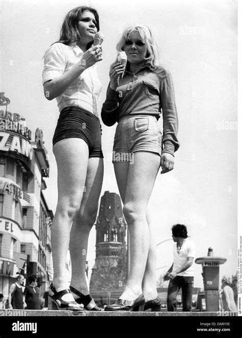 Moda 1970 Señoras Moda Hot Pants Dos Jóvenes Mujeres En Frente De