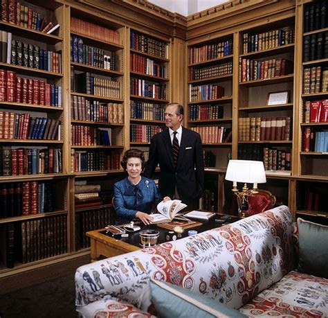 The Queen Pictured In Rarely Seen Room At Windsor Castle Hello
