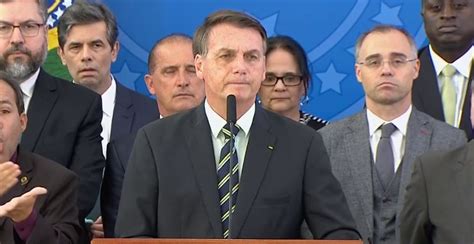 Bolsonaro deve fazer pronunciamento neste sábado contra isolamento social. Bolsonaro diz a Moro em pronunciamento na TV: 'não vai me ...