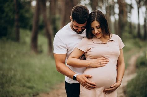 Pareja Embarazada Esperando Un Bebé Foto Gratis