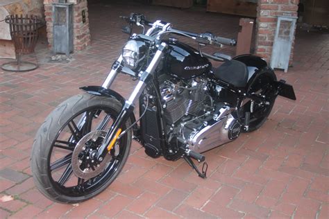 It's got power, speed, and a tough, imposing style. Umgebautes Motorrad Harley-Davidson Softail Breakout 114 ...